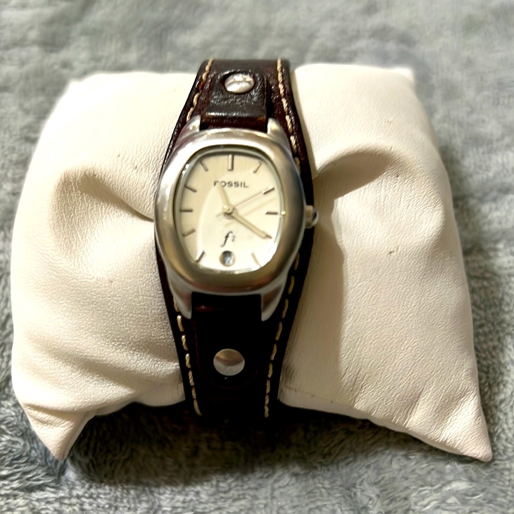 Fossil F2 leather band watch